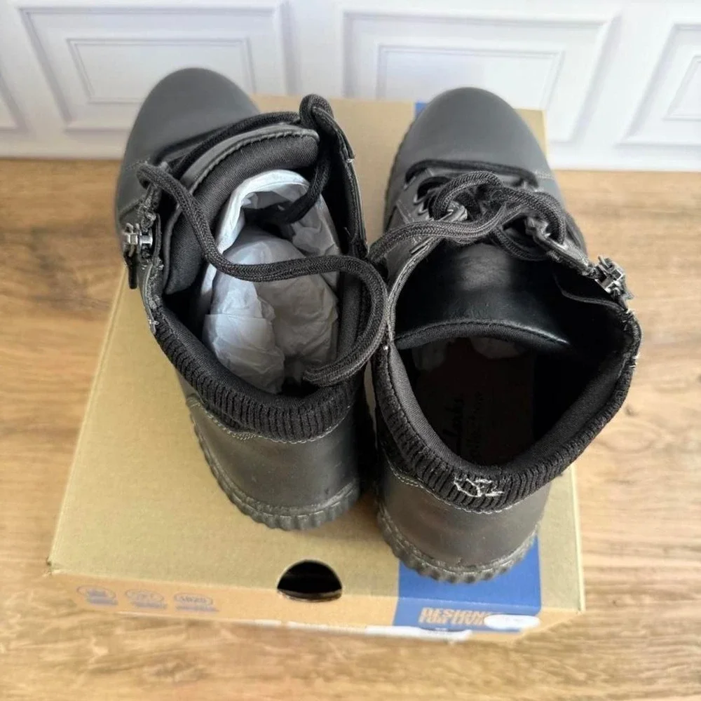 Clark's women's size 8 wide Black leather lace up boots with a chunky sole